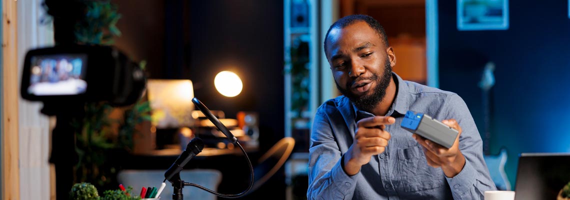 Man analysing Li-Ion lithium battery