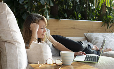 woman on the sofa using laptop
