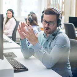customer advisor on a call